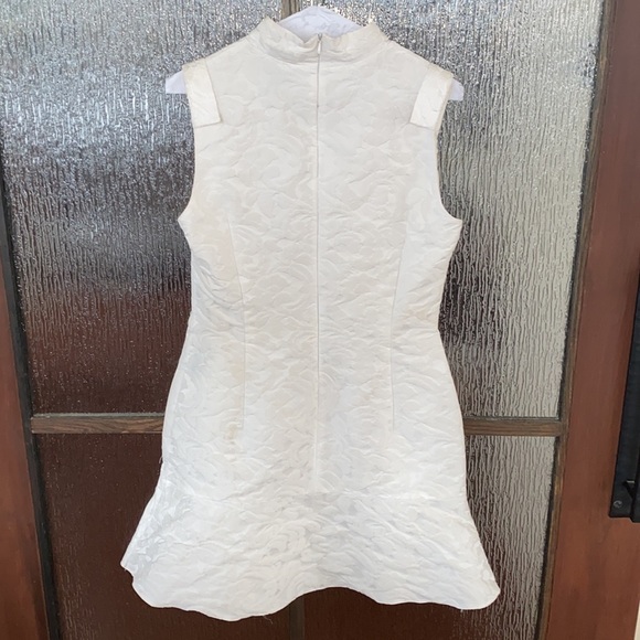 Gucci white mandarin collar dress. Size Large. Elegant sleeveless tulip skirt. - Picture 6 of 10